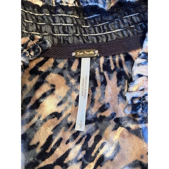 Free People Go Get 'Em Tiger Print Velvet Top Size Small V Neck Balloon Sleeve - Picture 3 of 6